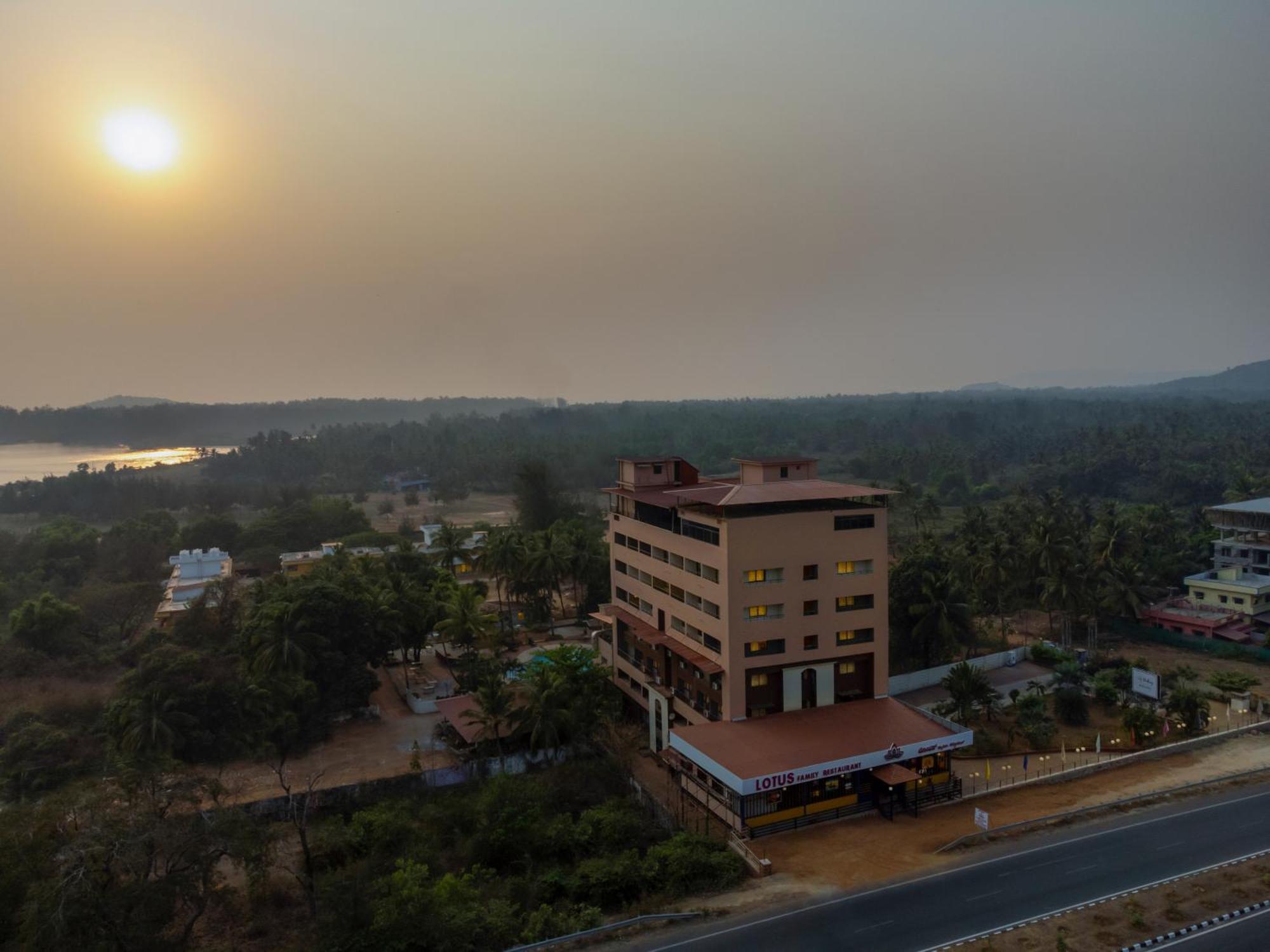 Sterling Karwar Hotel Ngoại thất bức ảnh